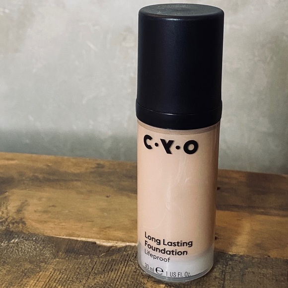 Discontinued CYO Long Lasting Foundation - Picture 1 of 9